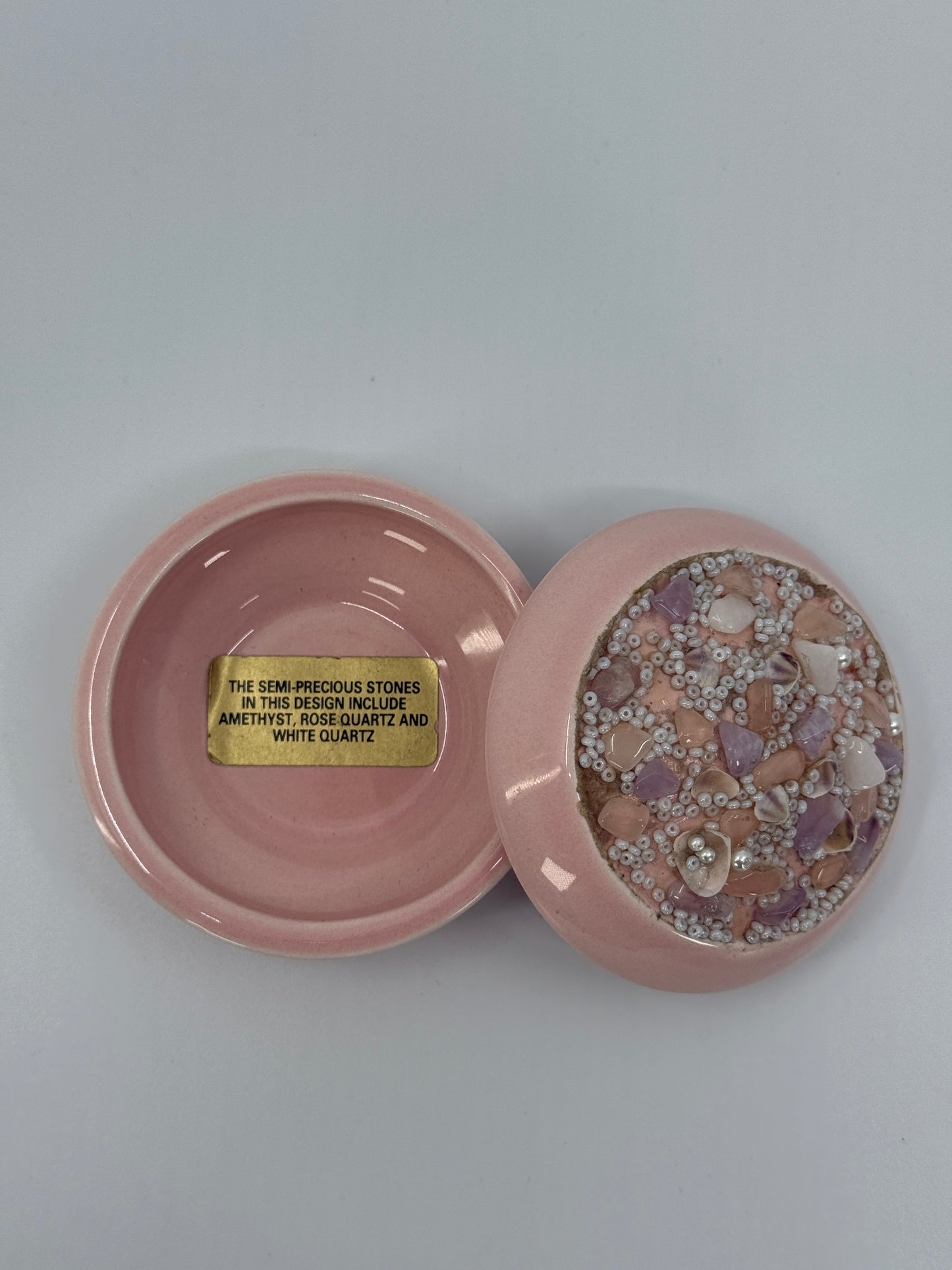 Roosa kaanega portselanist ehtekarp