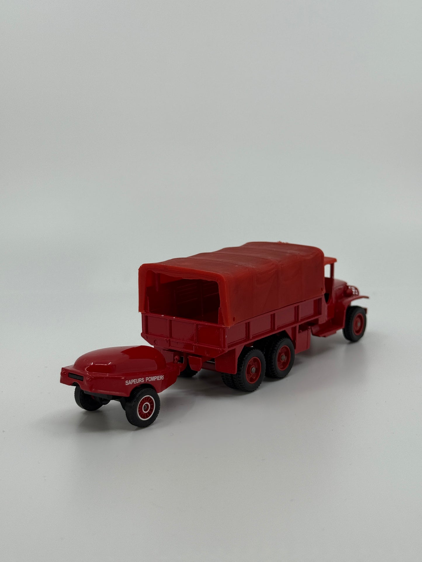 Punane tuletõrjeauto mudel haagisega “Sapeurs Pompiers”
