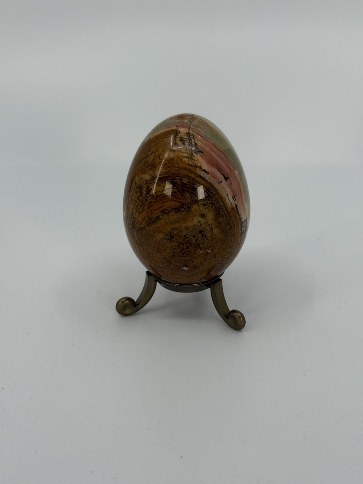 Dekoratiivne onyx-muna alusel