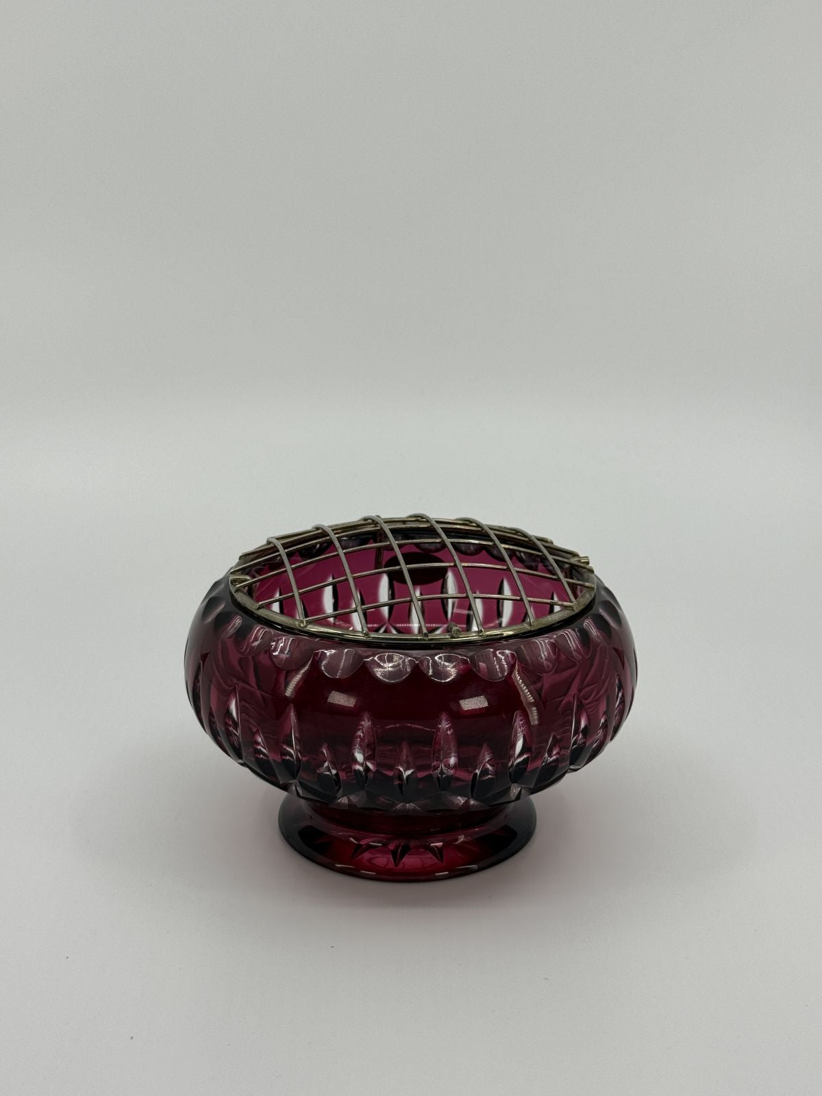 Vintage Bohemia punane kristallist lillevaas metallvõrega