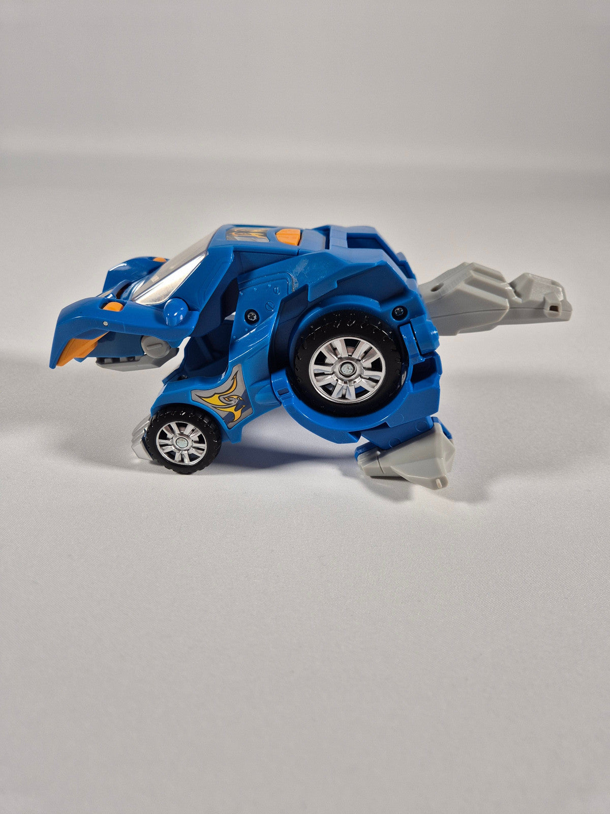 Sinine auto/dinosaurus