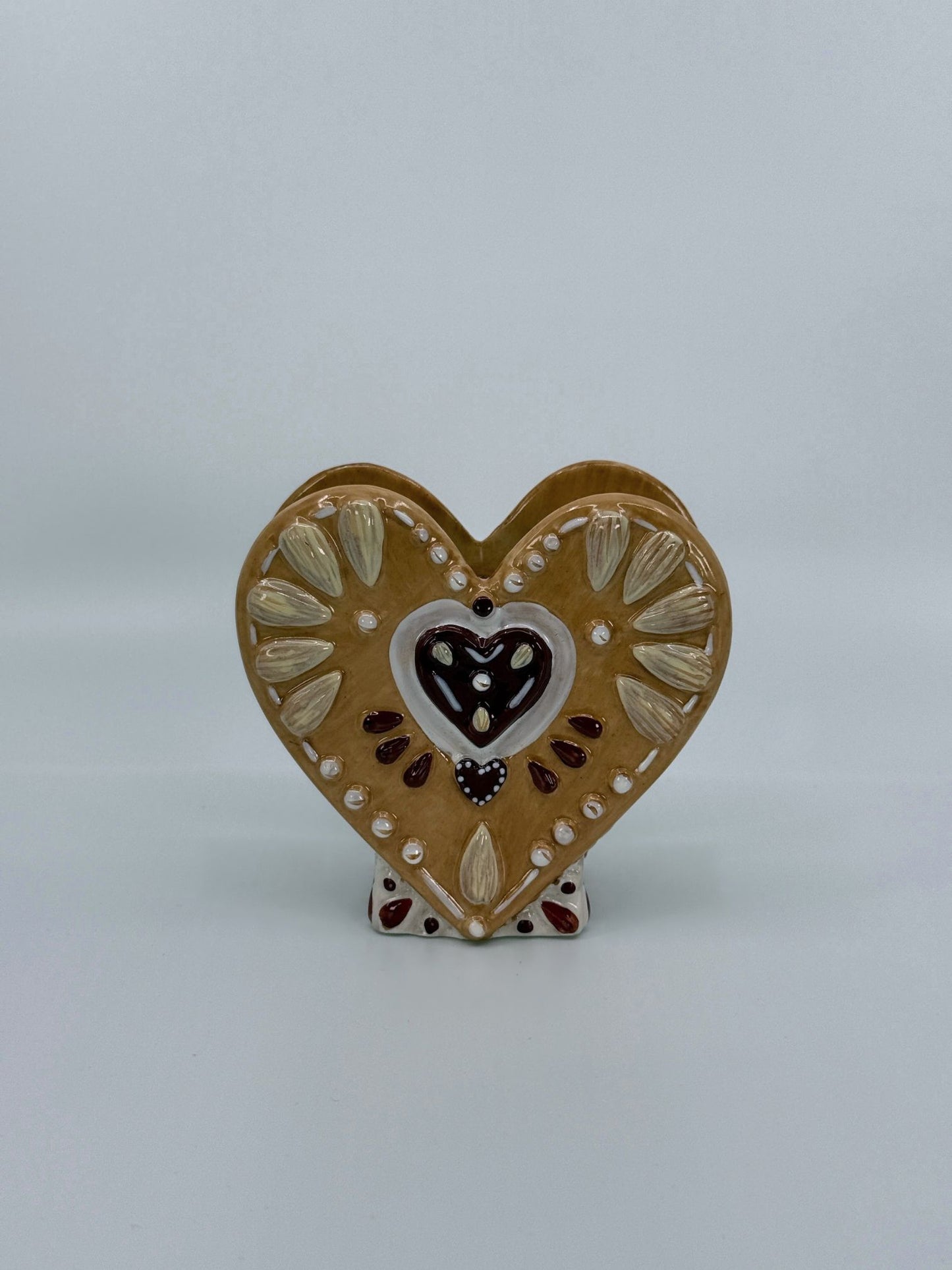 Südamekujuline teeküünla alus