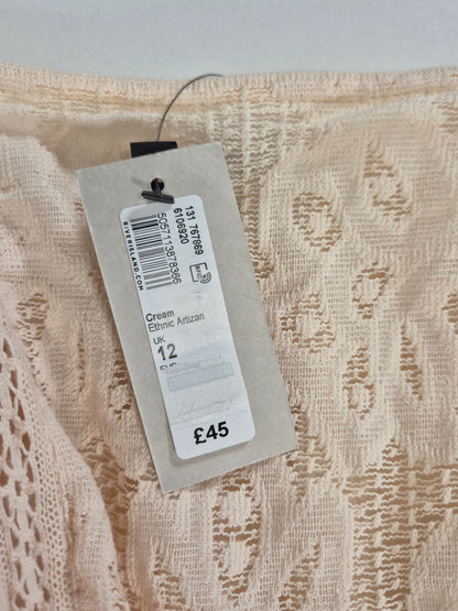 Naiste kreemikas pluus pitsiga ja satsidega
