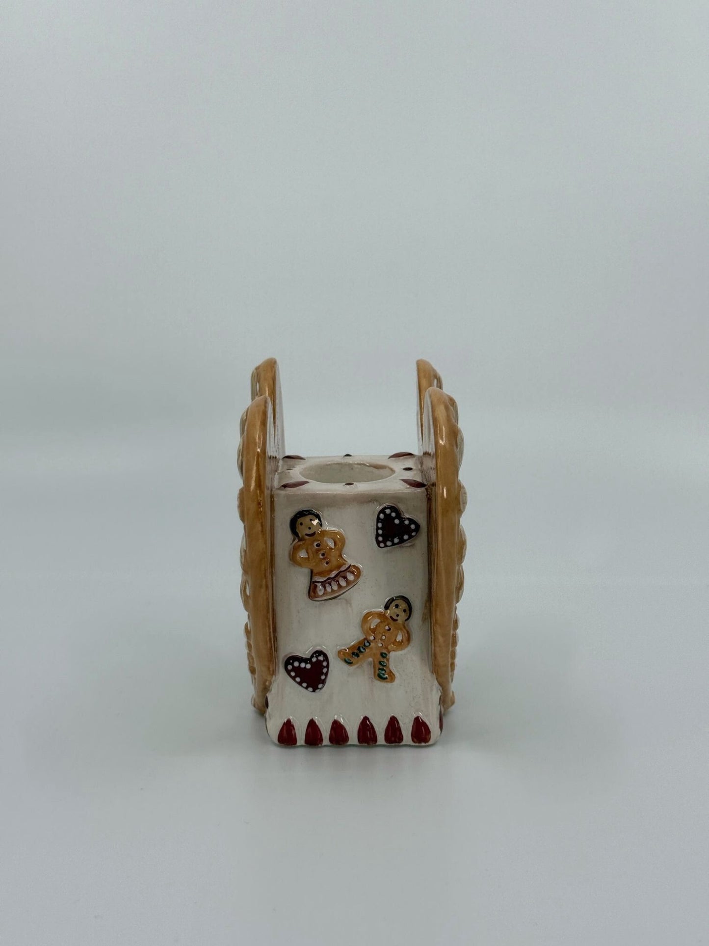 Südamekujuline teeküünla alus