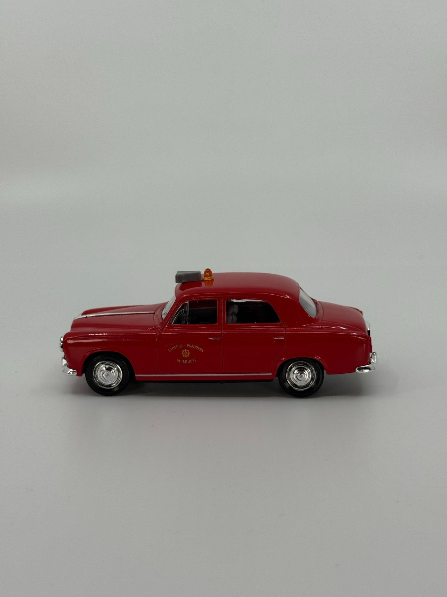 Punane tuletõrje teenistusauto “Sapeurs Pompiers Mulhouse”