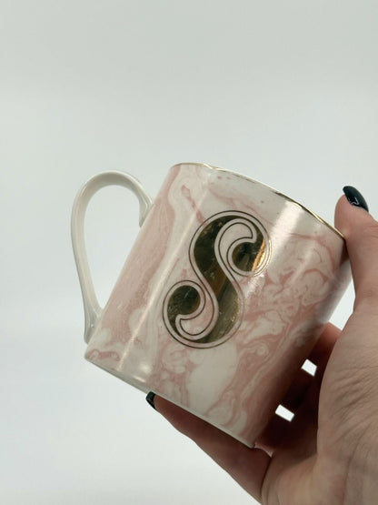 Roosa marmorimustriga kruus initsiaaliga S