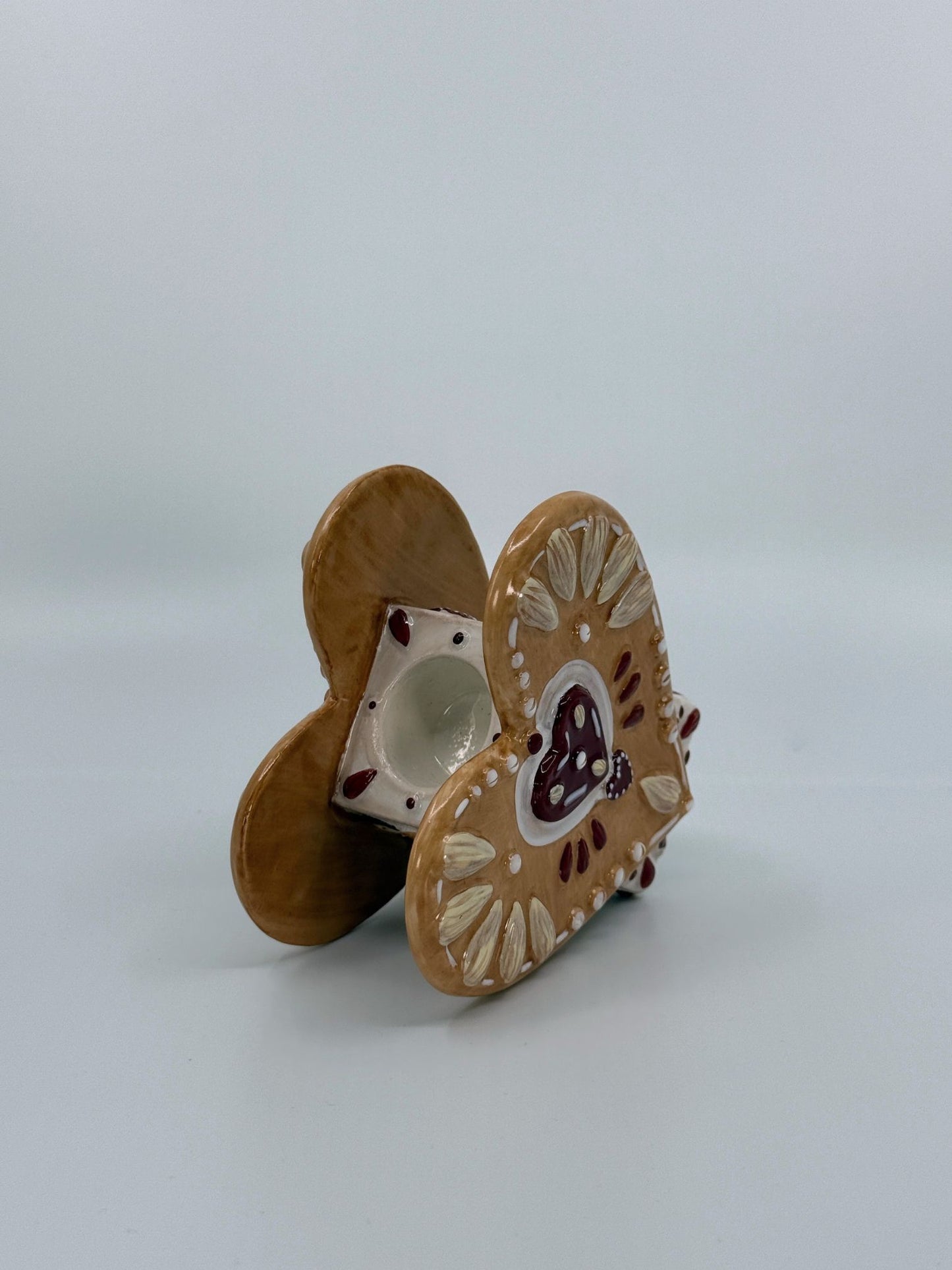 Südamekujuline teeküünla alus