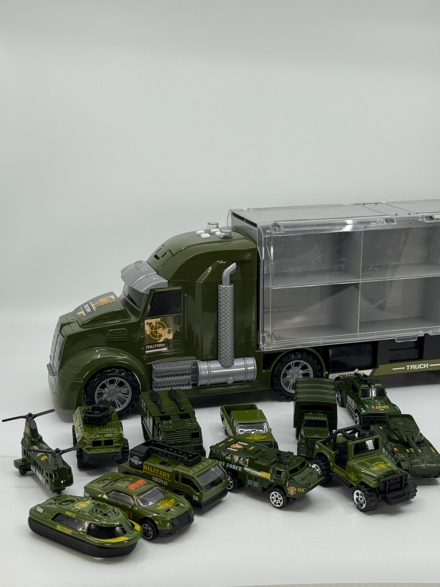 Sõjaväe mänguautode komplekt veokiga