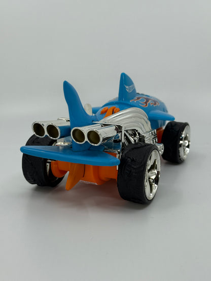 Sinine hai-auto leegi kujundusega