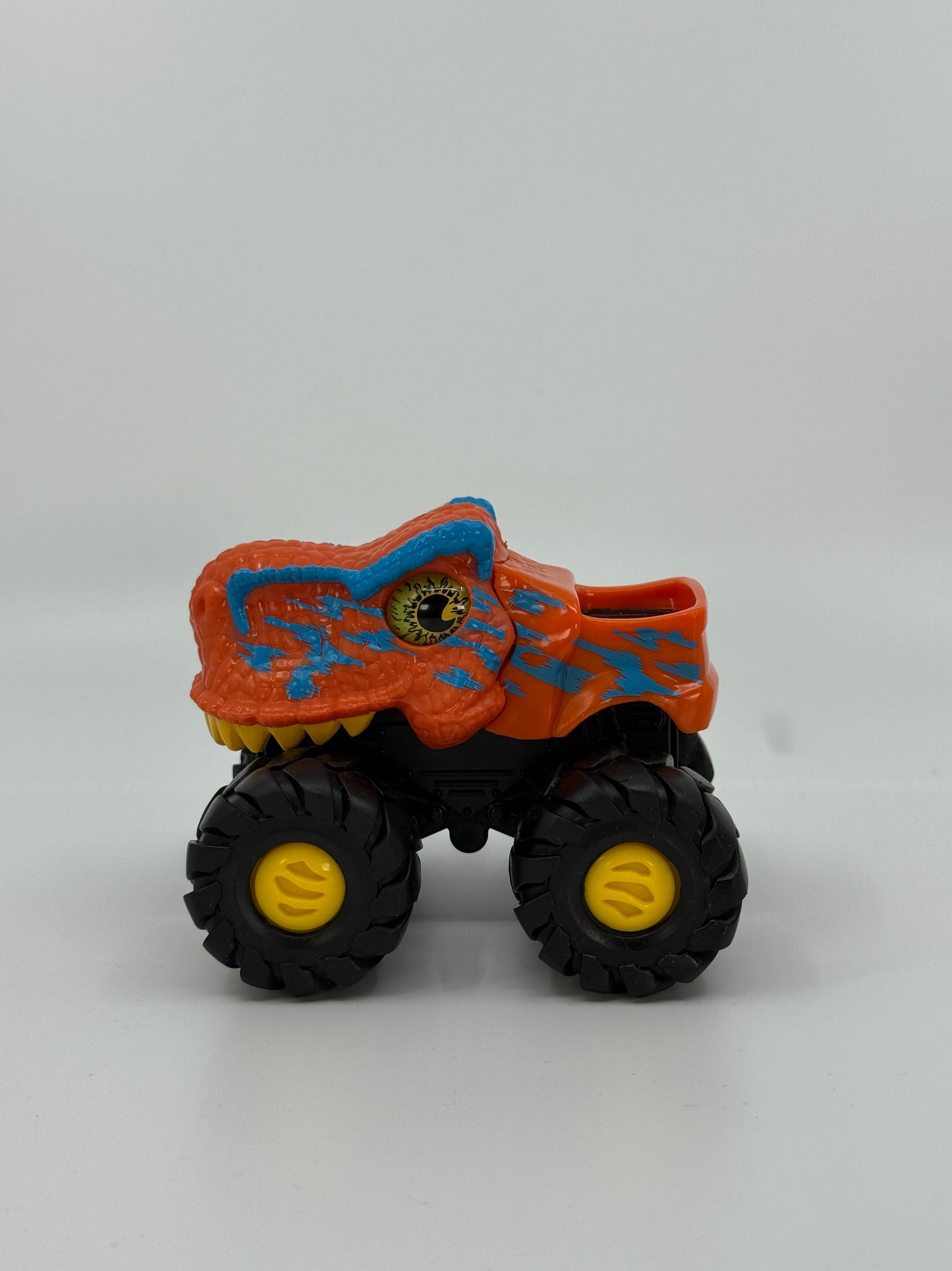 Oranž dinosauruseliku välimusega monsterauto