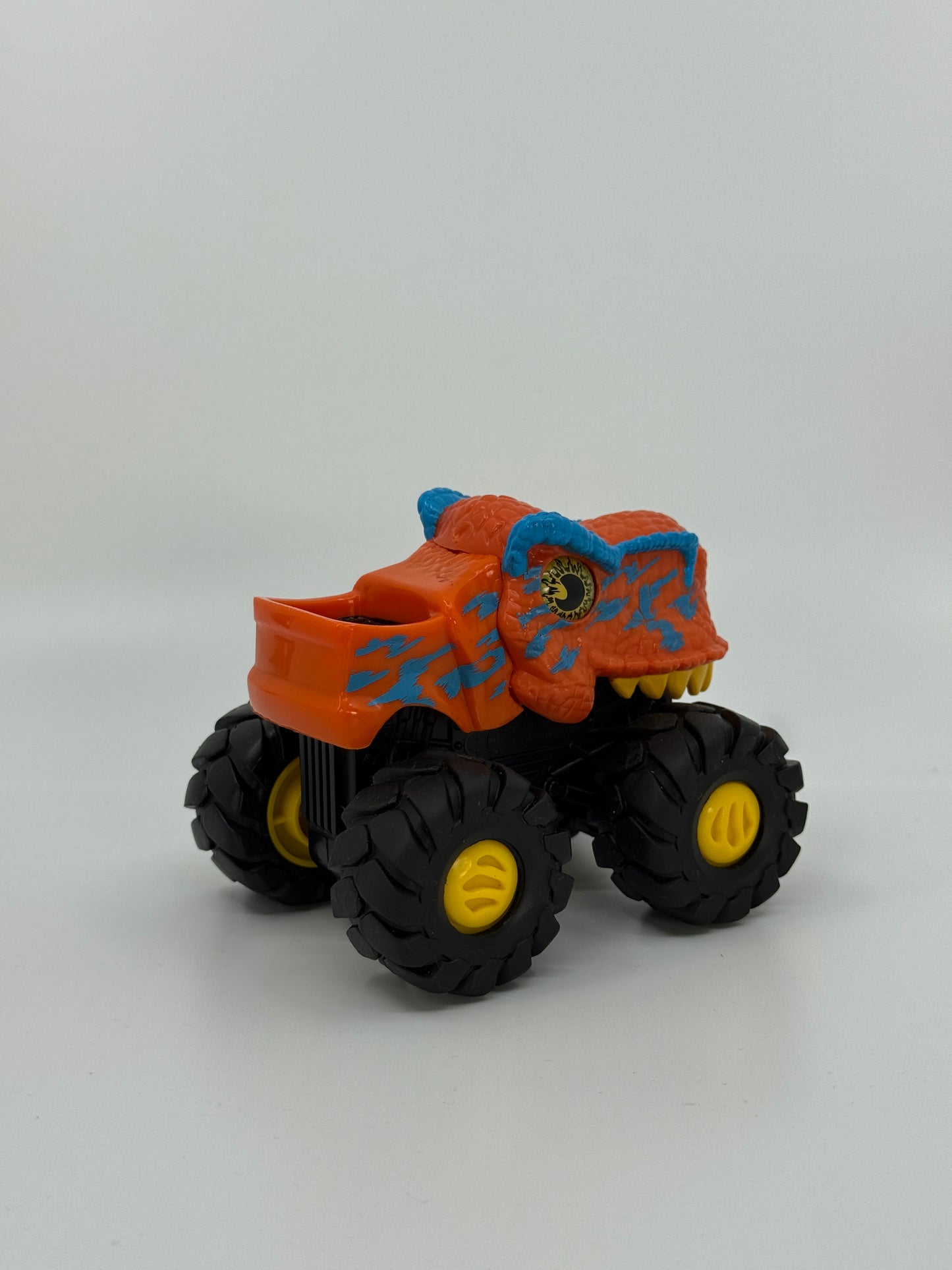 Oranž dinosauruseliku välimusega monsterauto