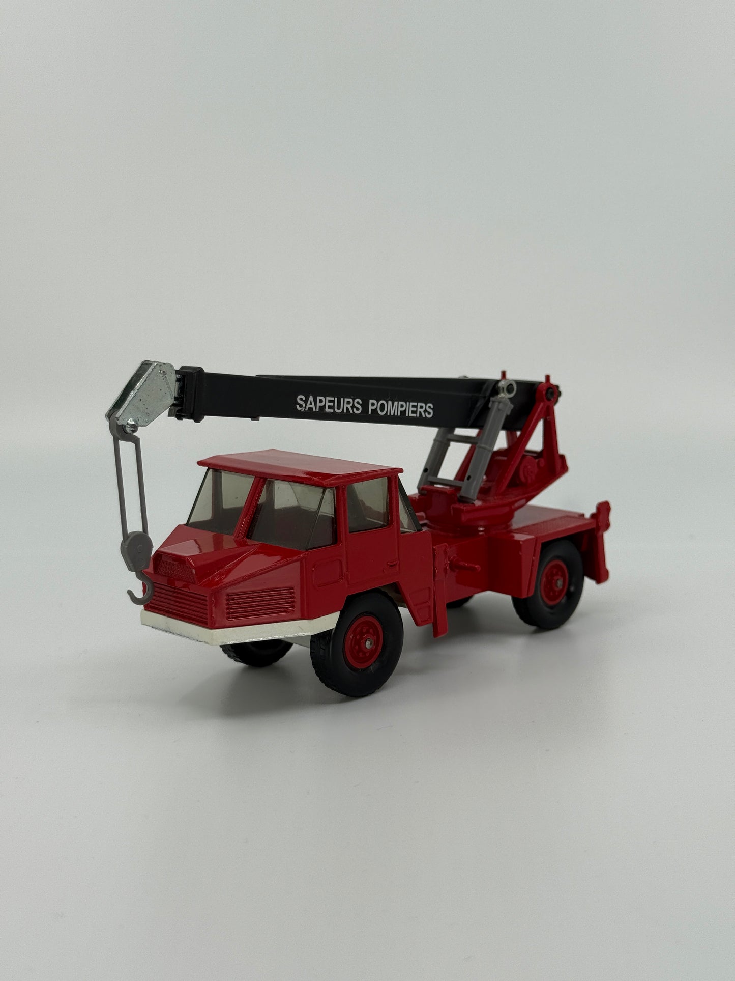 Punane tuletõrje kraanaauto mudel “Sapeurs Pompiers”