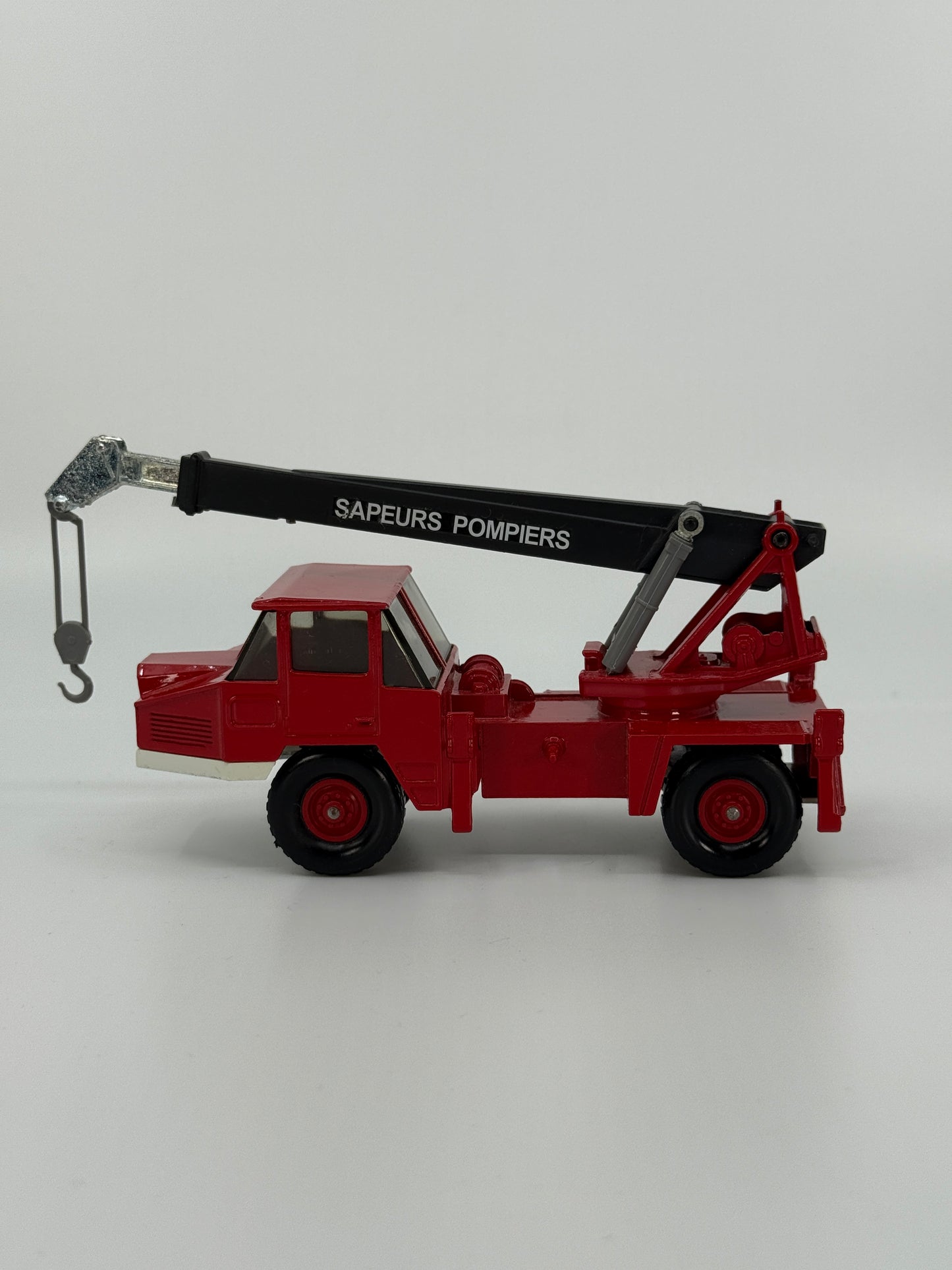 Punane tuletõrje kraanaauto mudel “Sapeurs Pompiers”