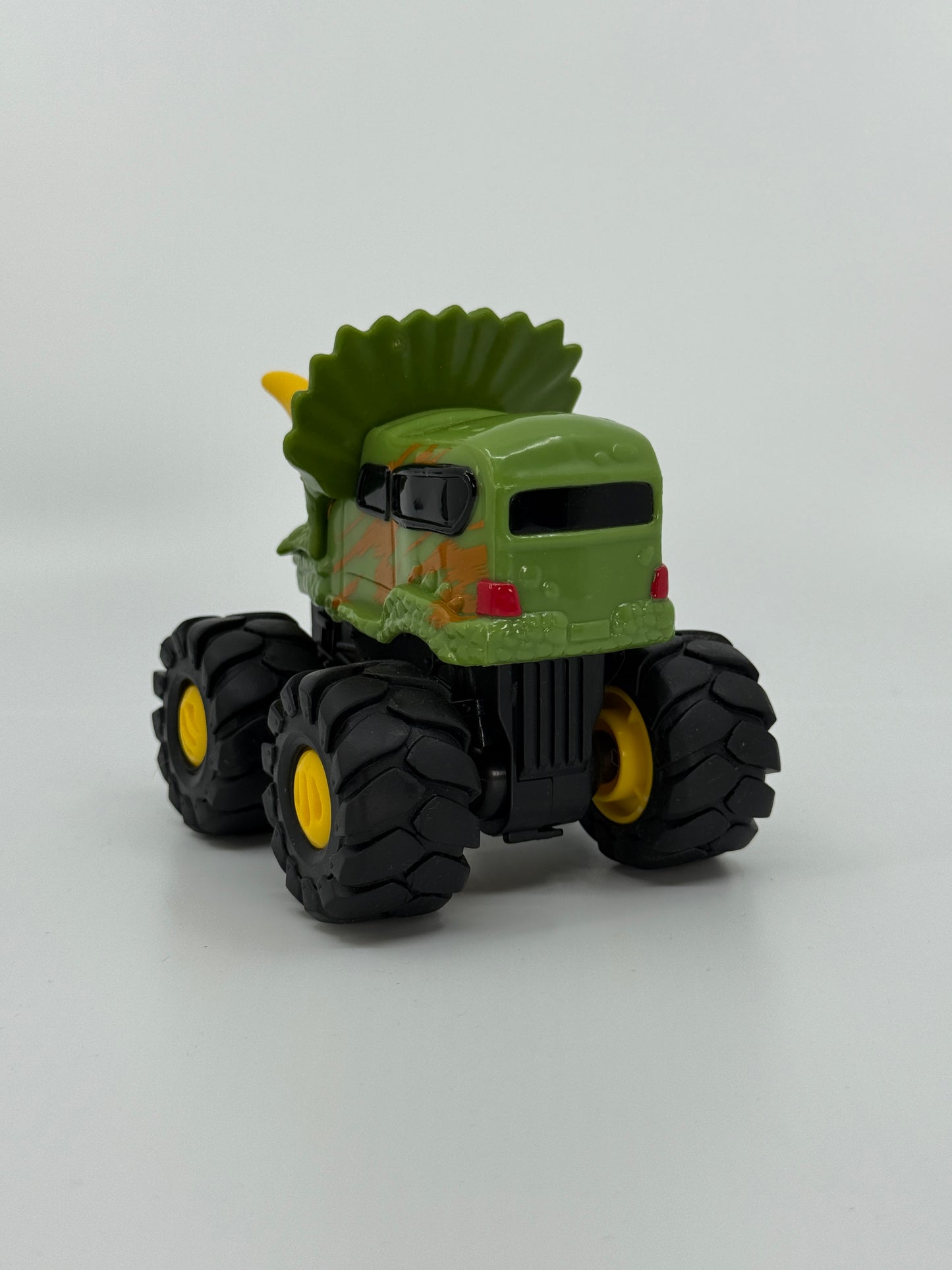 Roheline tritseratopsi monsterauto