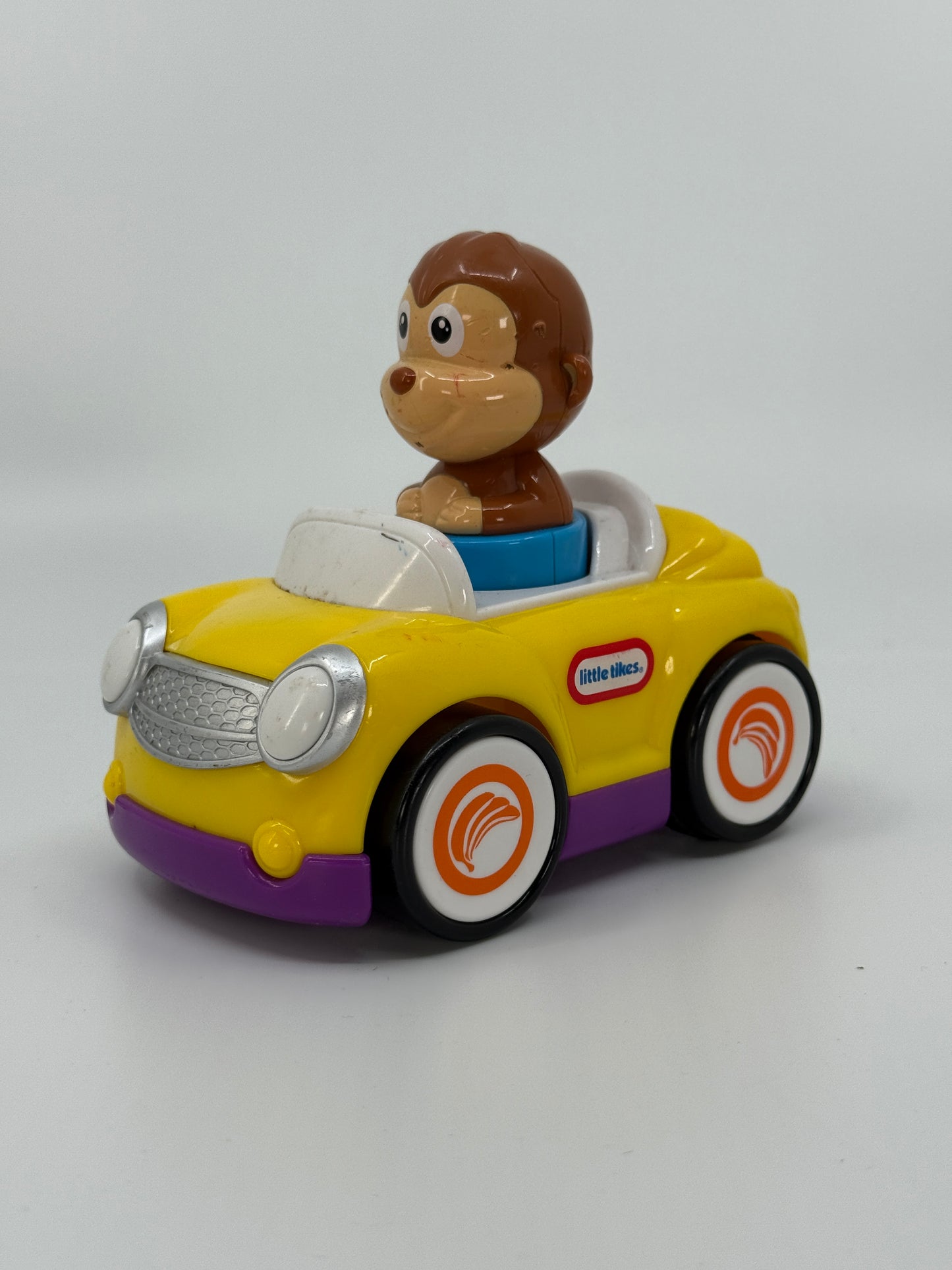 Kollane ahviga mänguauto