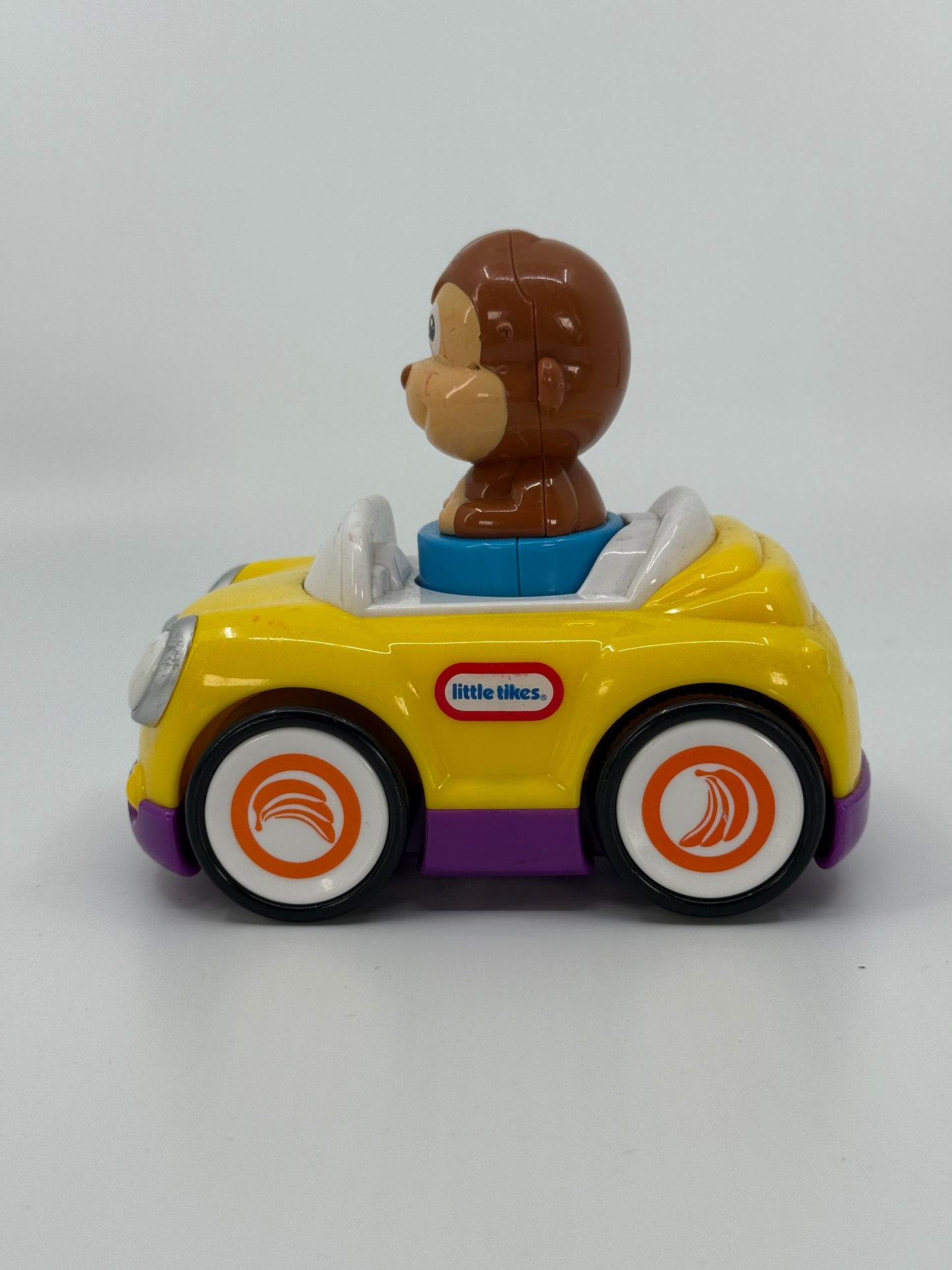 Kollane ahviga mänguauto