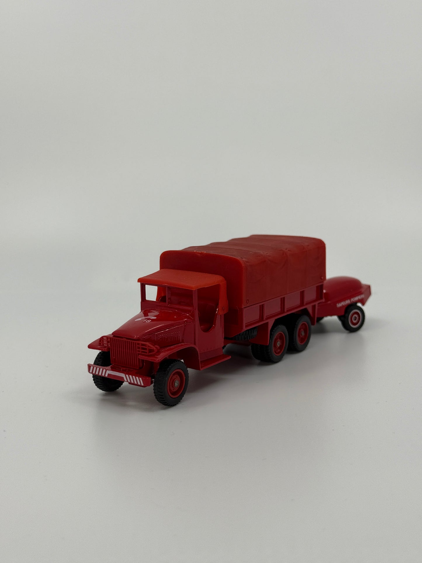 Punane tuletõrjeauto mudel haagisega “Sapeurs Pompiers”