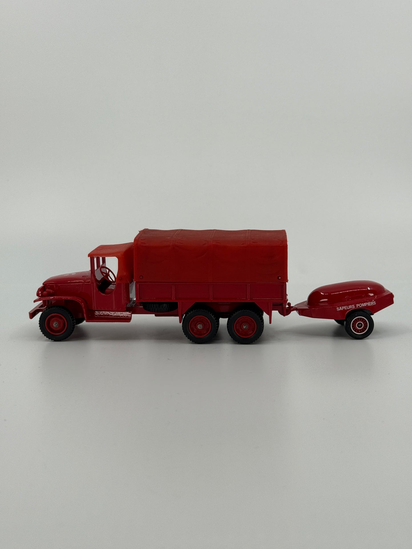 Punane tuletõrjeauto mudel haagisega “Sapeurs Pompiers”