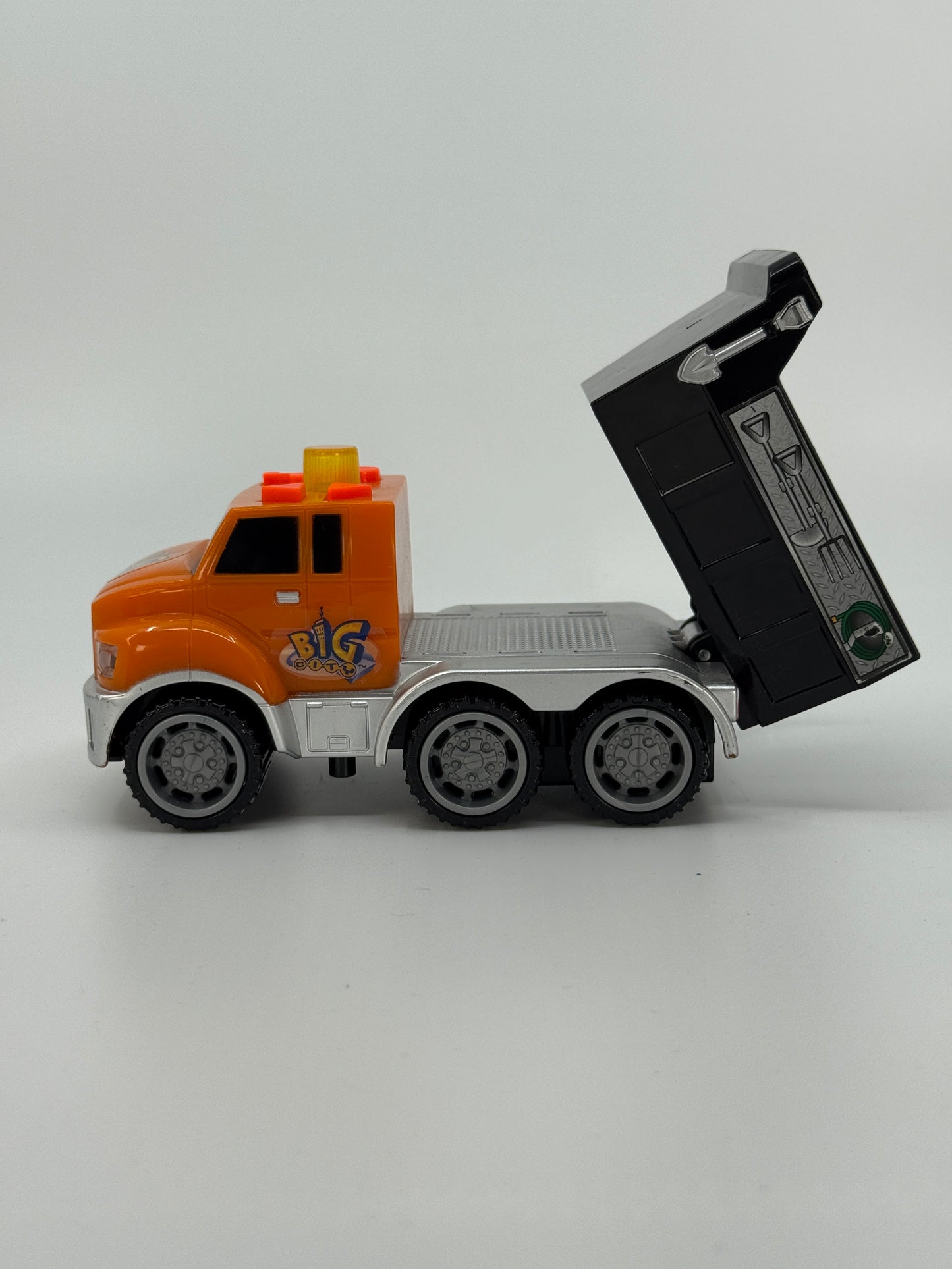 Oranž mängukallur tõstetava kastiga