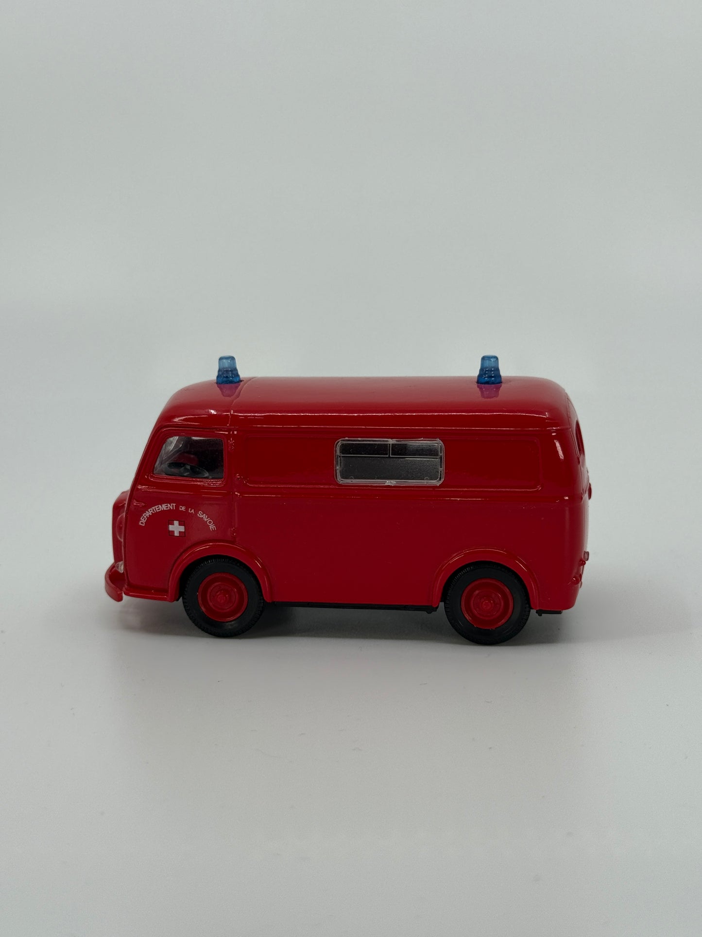 Punane päästeauto mudel “Département de la Savoie”