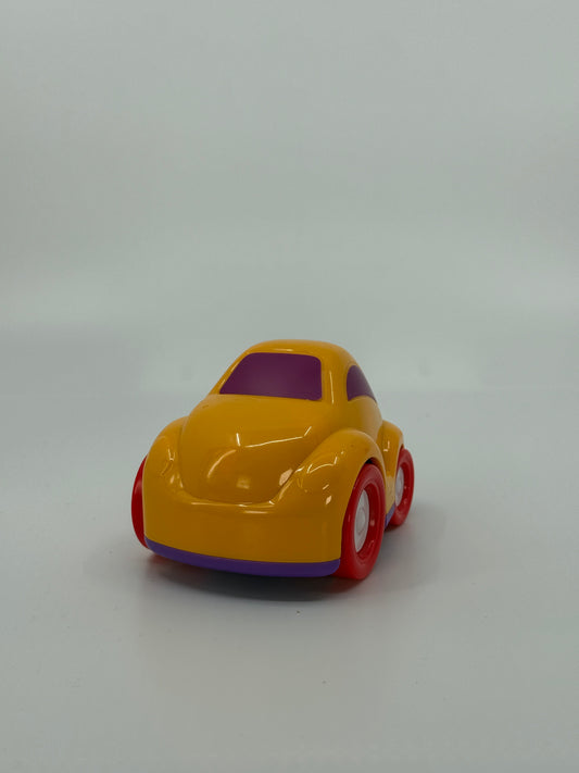 Kollane mänguauto punaste ratastega