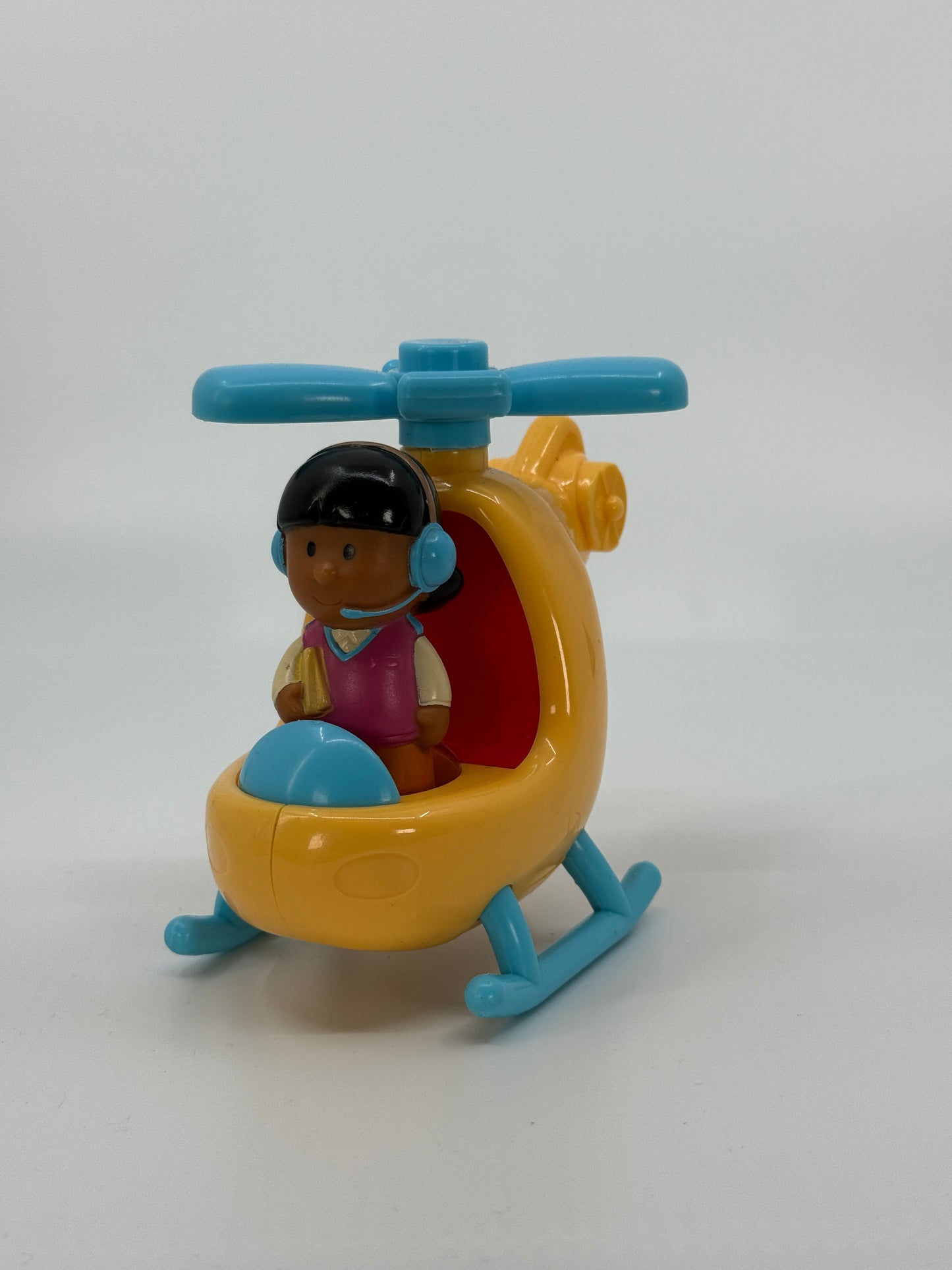 Kollane mänguhelikopter piloodiga