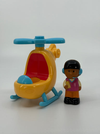 Kollane mänguhelikopter piloodiga