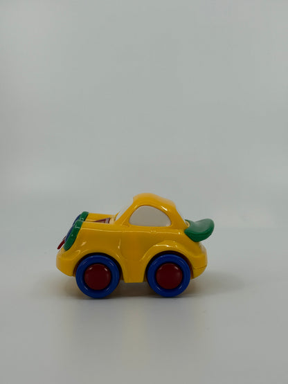 Kollane mänguauto värviliste ratastega