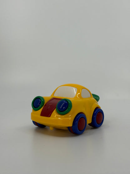 Kollane mänguauto värviliste ratastega