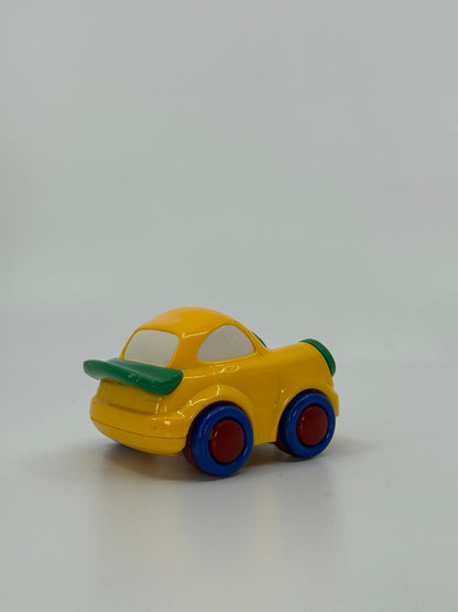 Kollane mänguauto värviliste ratastega