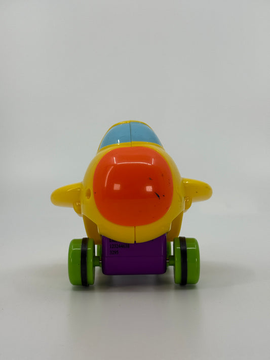 Värviline mängulennuk ratastel