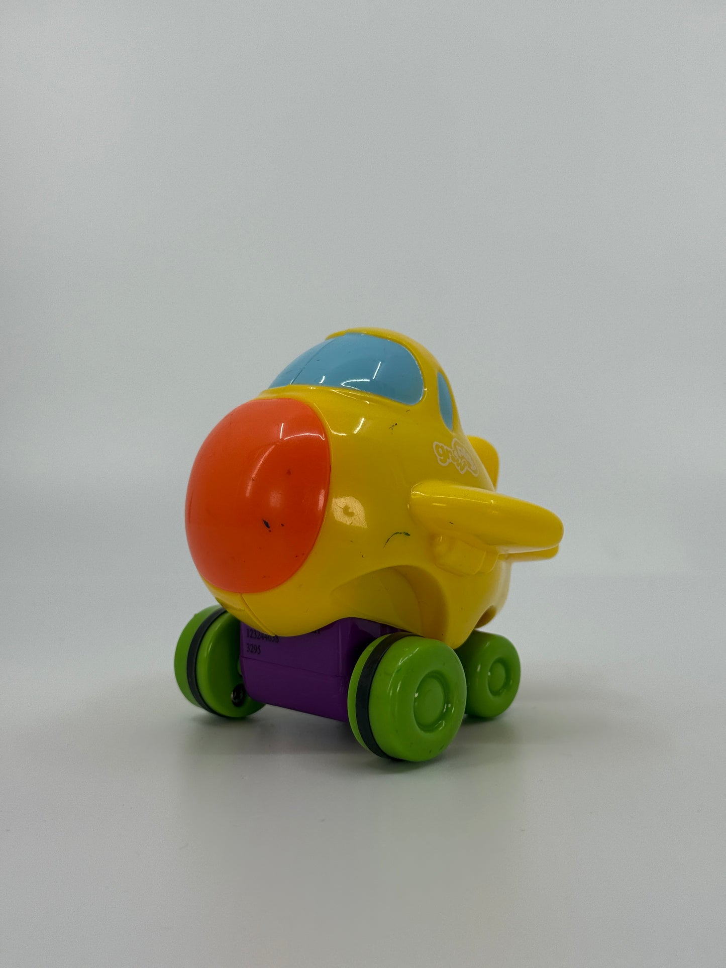 Värviline mängulennuk ratastel