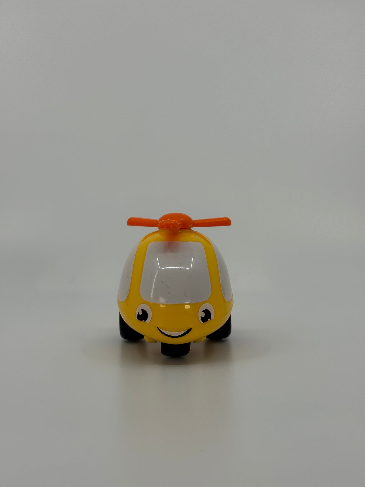 Kollane mänguhelikopter ratastel