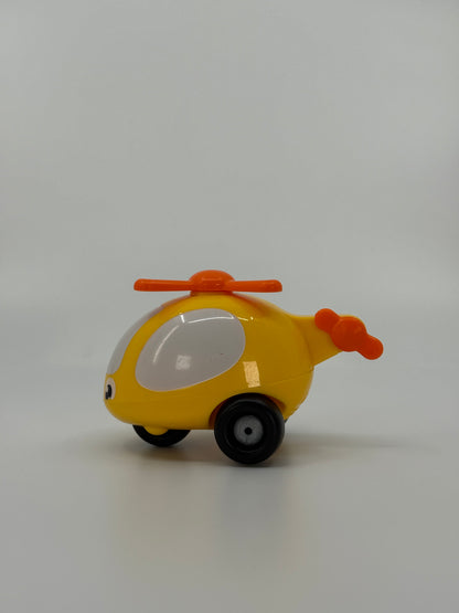 Kollane mänguhelikopter ratastel