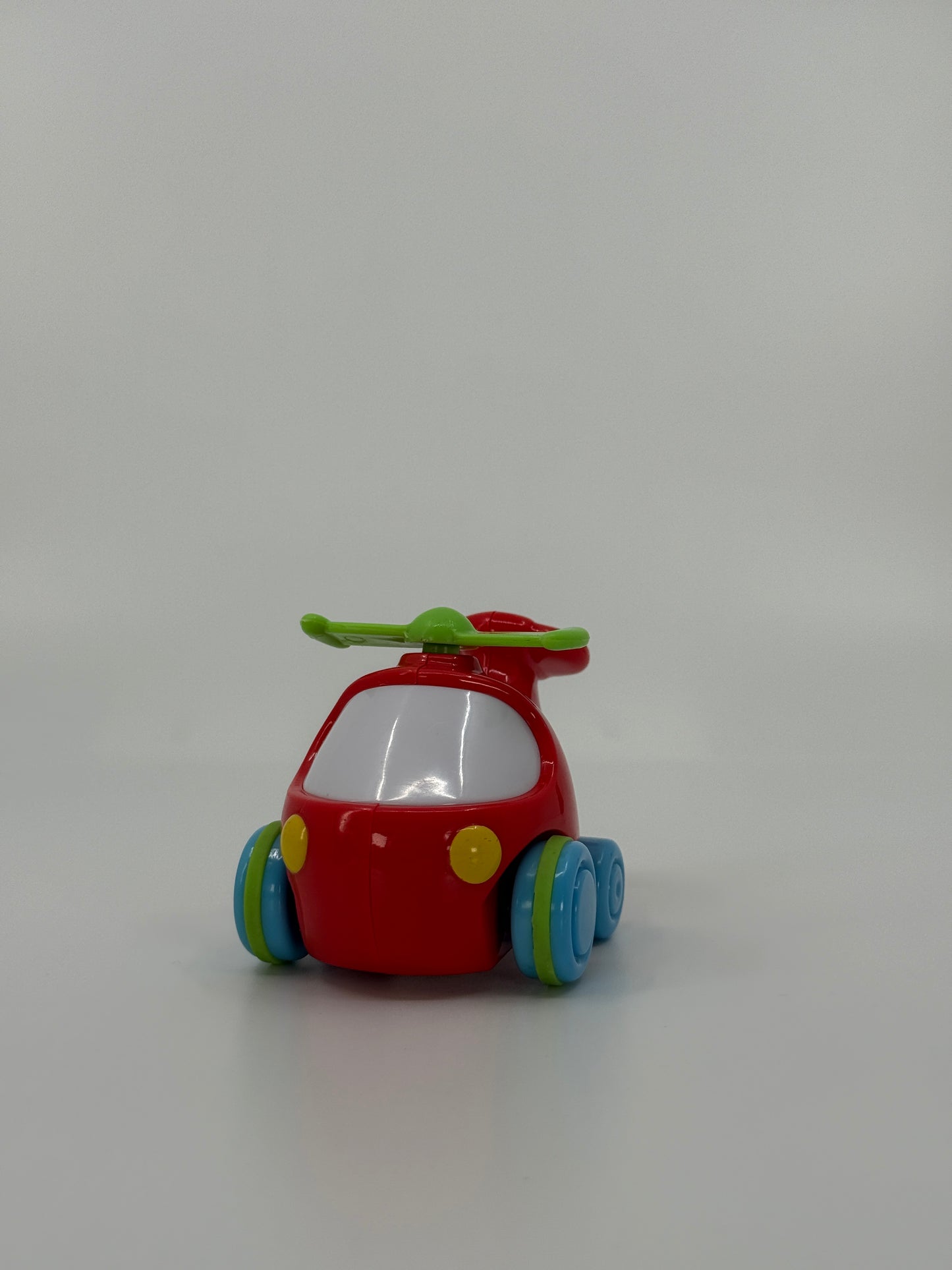 Punane mänguhelikopter ratastel