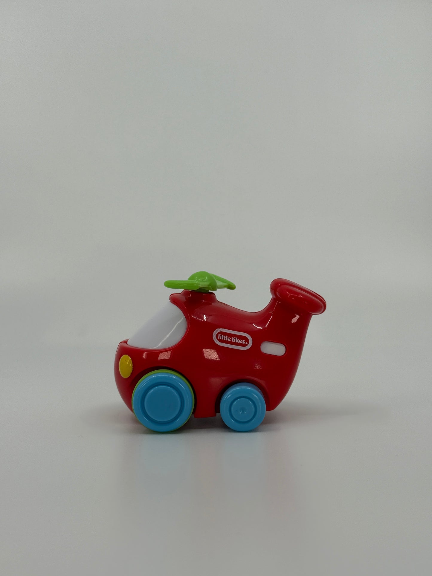 Punane mänguhelikopter ratastel