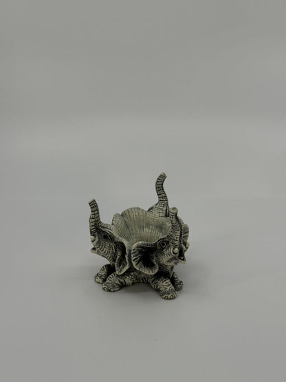 Elevantide peadega miniatuurne kaunistus