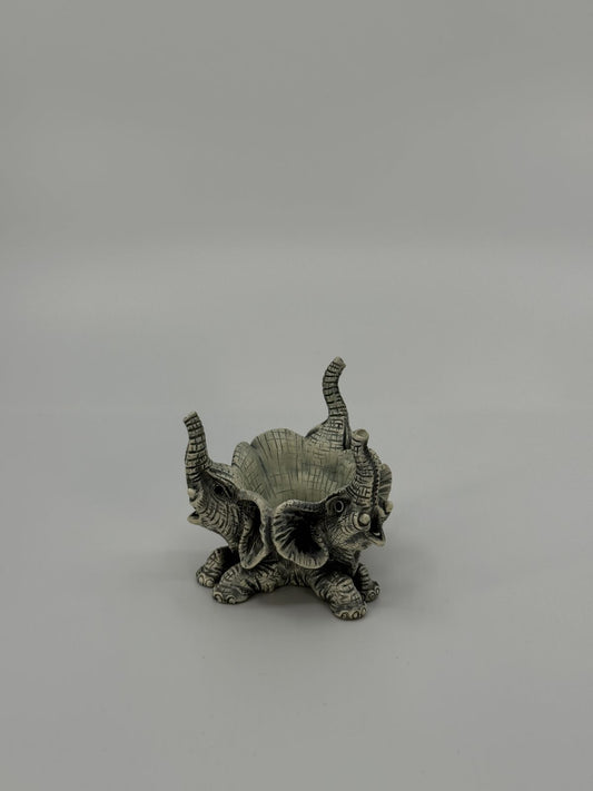 Elevantide peadega miniatuurne kaunistus