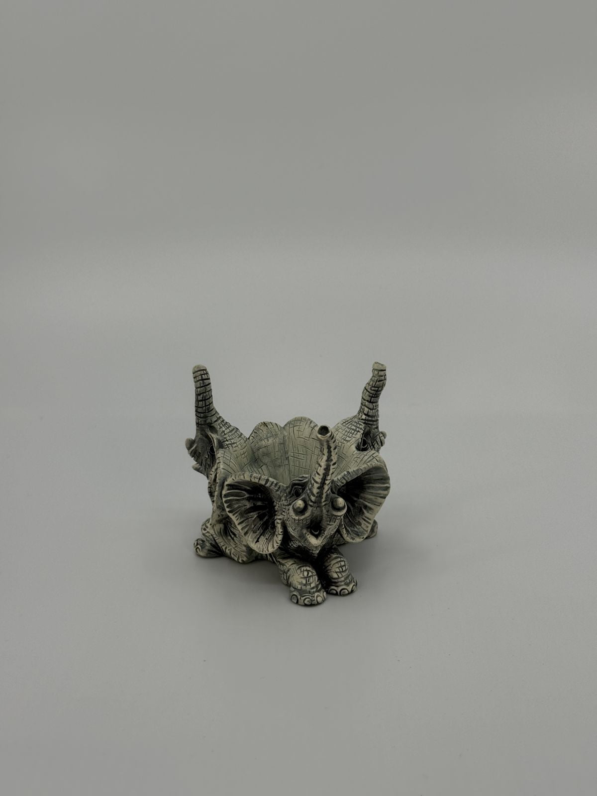 Elevantide peadega miniatuurne kaunistus