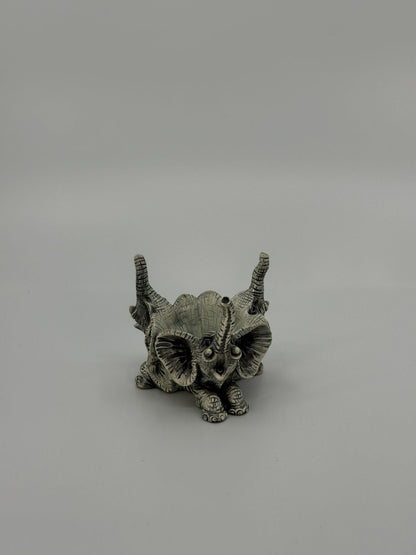 Elevantide peadega miniatuurne kaunistus