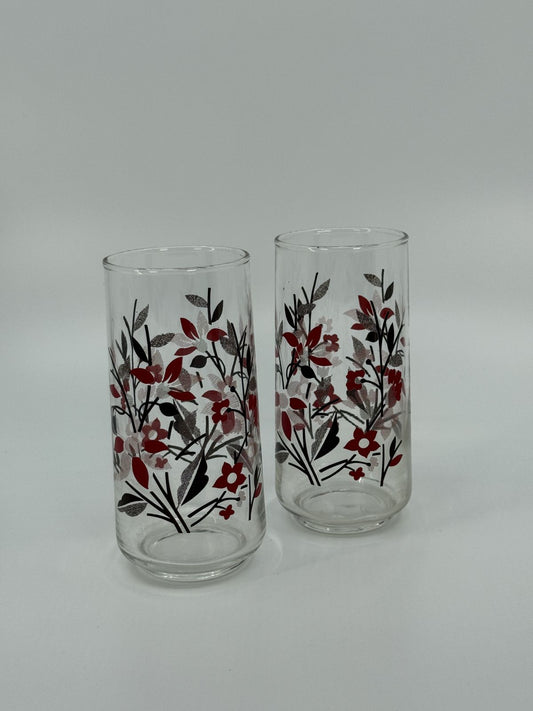 Lillemustriga joogiklaasid