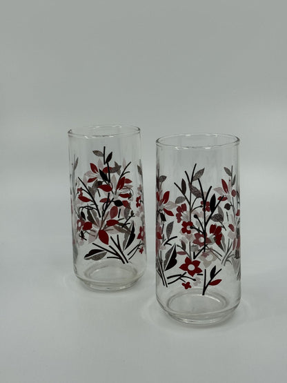 Lillemustriga joogiklaasid