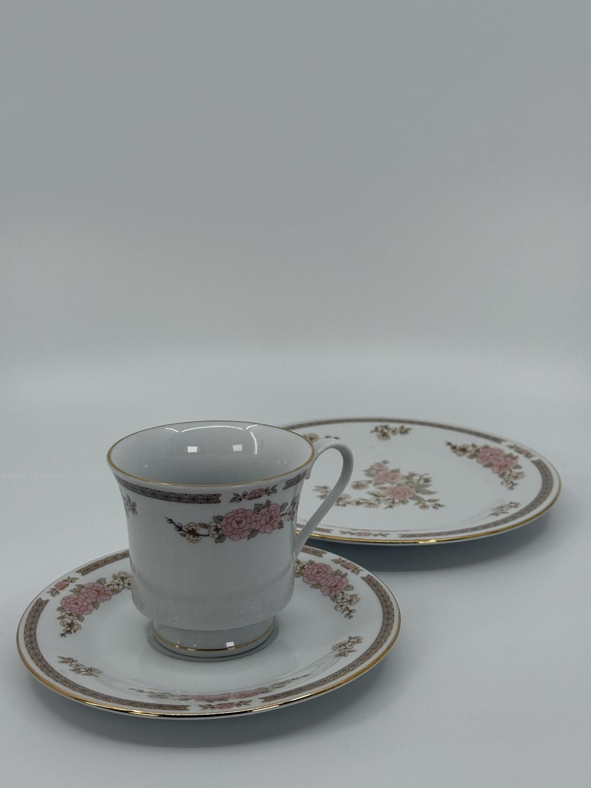 Crown Ming roosidega taldrikute ja tasside komplekt