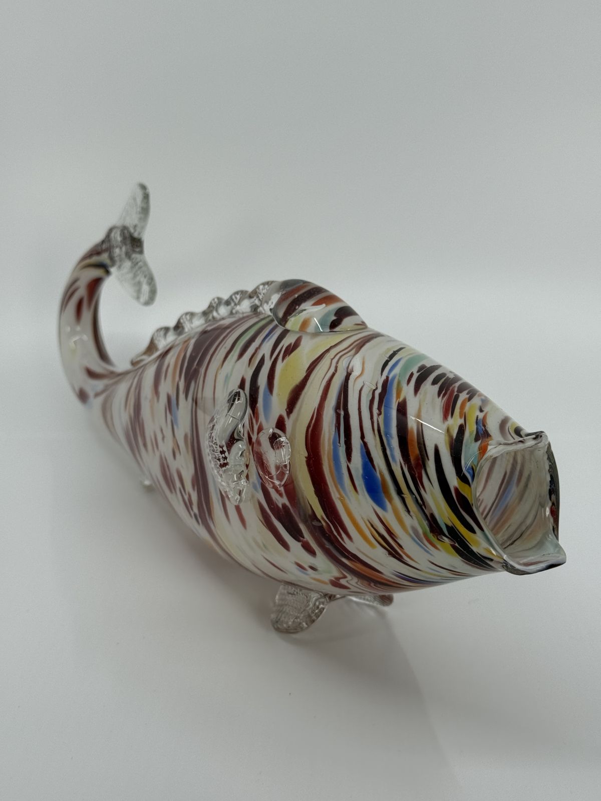 Värviline klaasist kalaskulptuur