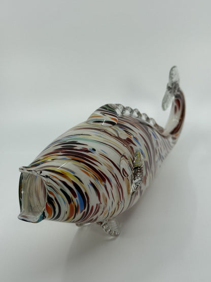 Värviline klaasist kalaskulptuur