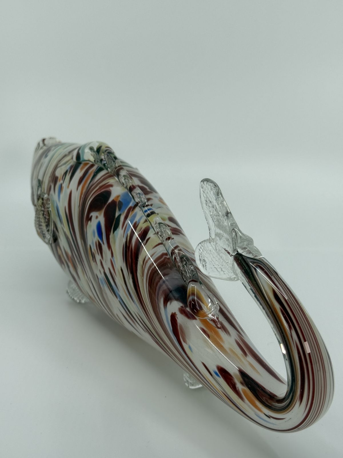 Värviline klaasist kalaskulptuur