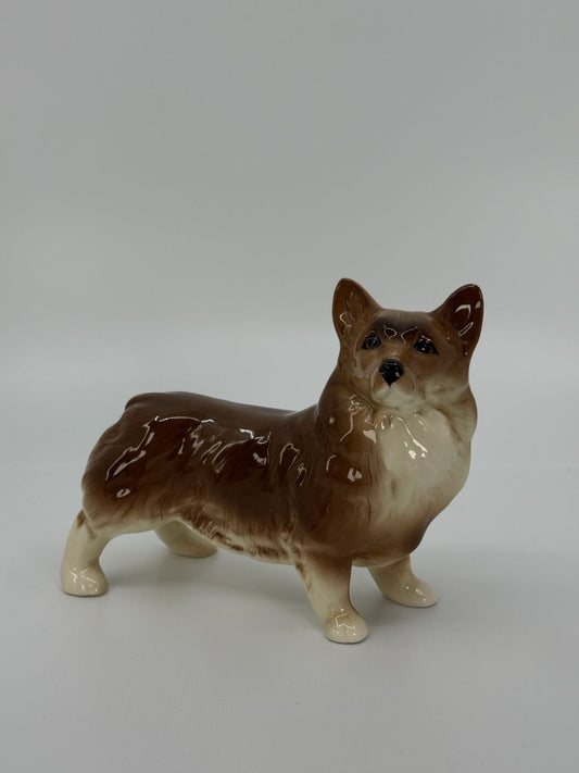 Keraamiline pruuni-valge koera figuur