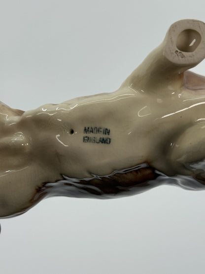 Keraamiline pruuni-valge koera figuur