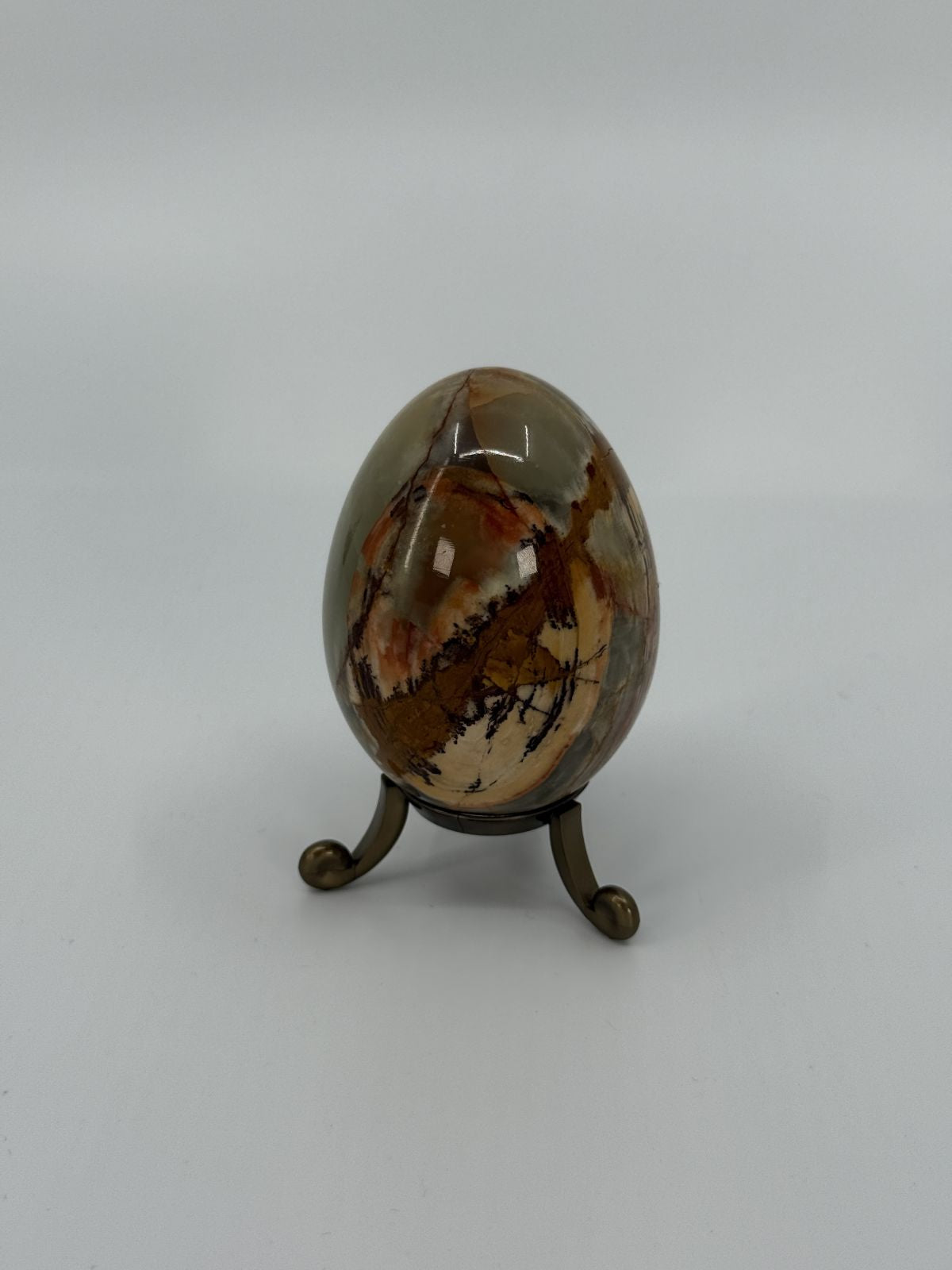 Dekoratiivne onyx-muna alusel