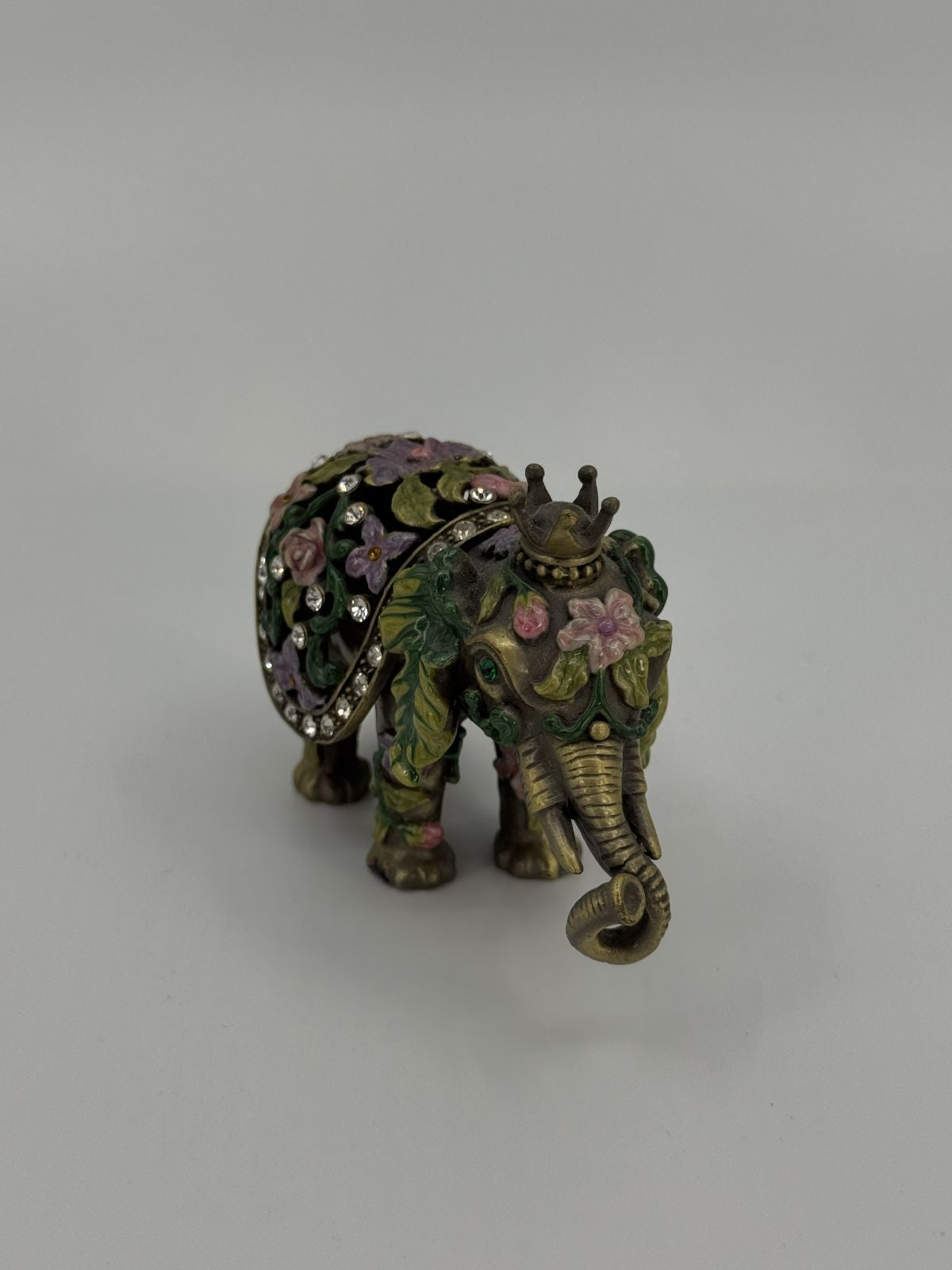 Kaunistustega elevandi-kujuline ehtekarp